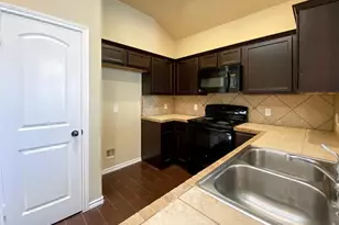 137 Creekside Villa Dr, Kyle, TX 78640 - Photo 4