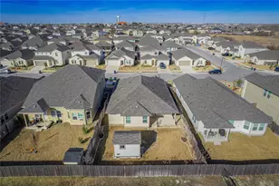 130 Greenspire Ln, Hutto, TX 78634 - Photo 34