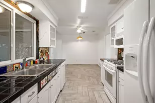 1400 Summit Cir, Taylor, TX 76574 - Photo 10