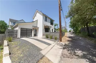 2002 E 9th St, Austin, TX 78702 - Photo 2