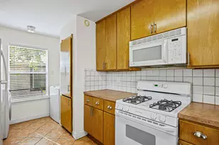 300 Blackson Ave, Austin, TX 78752 - Photo 10