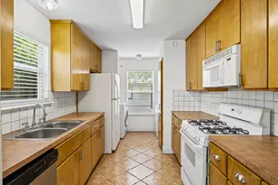 300 Blackson Ave, Austin, TX 78752 - Photo 8