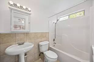 300 Blackson Ave, Austin, TX 78752 - Photo 16