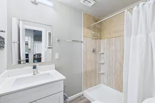 911 W 22nd St, Austin, TX 78705 - Photo 14