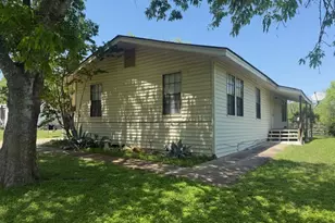 212 Bluebonnet Rd, Lockhart, TX 78644 - Photo 2