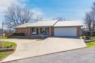 1811 Saylor St, Goldthwaite, TX 76844 - Photo 2