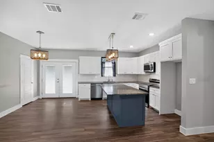 403 Lynch St, Smithville, TX 78957 - Photo 10