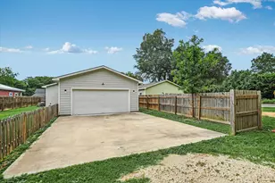 103 East St, Smithville, TX 78957 - Photo 14