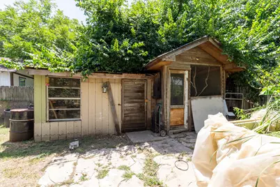 301 Holly Avenue, Luling, TX 78648 - Photo 14