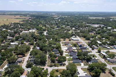 301 Holly Avenue, Luling, TX 78648 - Photo 20