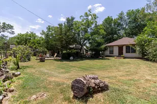 301 Holly Ave, Luling, TX 78648 - Photo 12