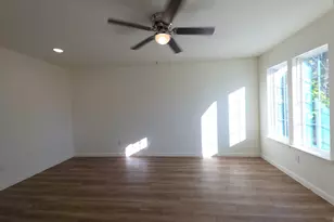 2002 W 2nd St, Taylor, TX 76574 - Photo 4