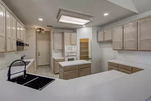 30011 Oakland Hills Dr, Georgetown, TX 78628 - Photo 16