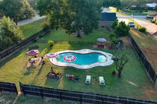 1001 Charleston Blvd, Smithville, TX 78957 - Photo 12