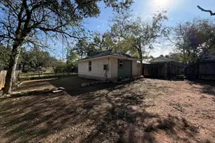 207 S Creek St, Fredericksburg, TX 78624 - Photo 4