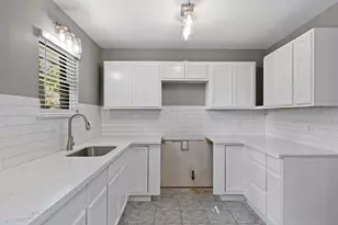 2411 S 6th St, Austin, TX 78704 - Photo 8