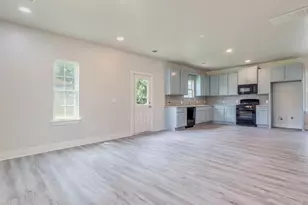 411 S Ave B, Elgin, TX 78621 - Photo 4