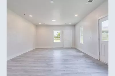 411 S Avenue B, Elgin, TX 78621 - Photo 6