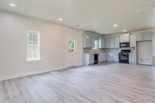 411 S Ave B, Elgin, TX 78621 - Photo 4