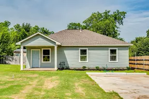 411 S Ave B, Elgin, TX 78621 - Photo 2