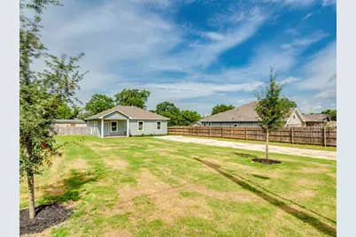 411 S Avenue B, Elgin, TX 78621 - Photo 2