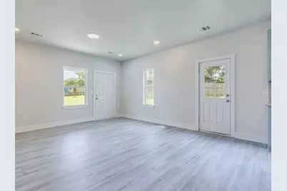 411 S Avenue B, Elgin, TX 78621 - Photo 6