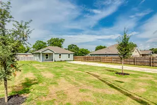 411 S Ave B, Elgin, TX 78621 - Photo 2