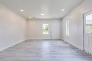 411 S Ave B, Elgin, TX 78621 - Photo 6