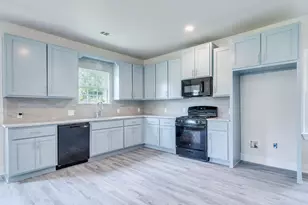 411 S Ave B, Elgin, TX 78621 - Photo 1