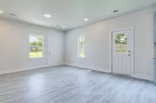 411 S Ave B, Elgin, TX 78621 - Photo 6