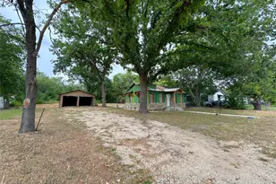 818 Plum St, Lockhart, TX 78644 - Photo 2