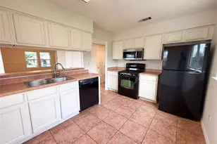 1301 Pitcairn Dr, Pflugerville, TX 78660 - Photo 2