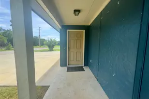 513 W China St, Lockhart, TX 78644 - Photo 4