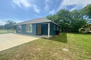 513 W China St, Lockhart, TX 78644 - Photo 1