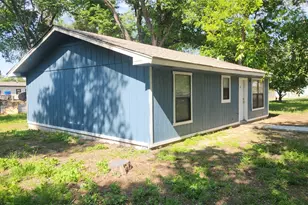 903 W 1st St, Cameron, TX 76520 - Photo 4