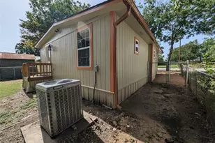 320 Laredo St, Lockhart, TX 78644 - Photo 24