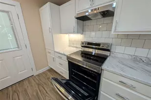 320 Laredo St, Lockhart, TX 78644 - Photo 6