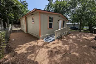 320 Laredo St, Lockhart, TX 78644 - Photo 26