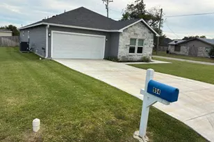 954 E Salty St, Thorndale, TX 76577 - Photo 1