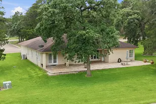 410 Pinehurst Dr, New Ulm, TX 78950 - Photo 38