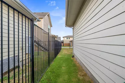 8011 Orizzonte Street, Austin, TX 78744 - Photo 24