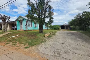 1510 A St, Floresville, TX 78114 - Photo 4