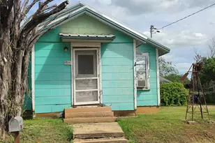 1510 A St, Floresville, TX 78114 - Photo 2