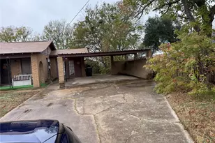 823 N Ellis St, Giddings, TX 78942 - Photo 4