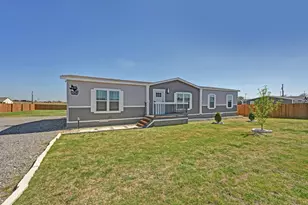 117 Castellana Wy, Elgin, TX 78621 - Photo 2