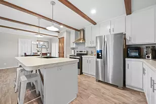 117 Castellana Wy, Elgin, TX 78621 - Photo 10