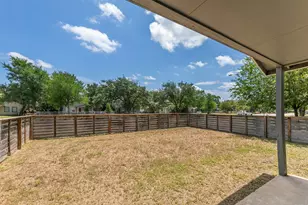 2011 E Stassney Ln, Austin, TX 78744 - Photo 16