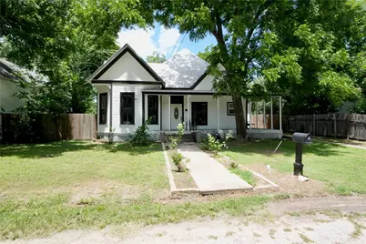 1704 N Houston Avenue, Cameron, TX 76520 - Photo 1