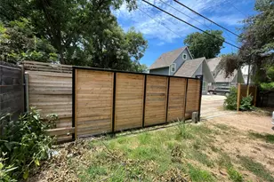 2511 E Cesar Chavez St, Austin, TX 78702 - Photo 4