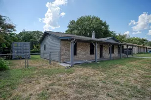 1037 Wilkes Cir, Smithville, TX 78957 - Photo 2